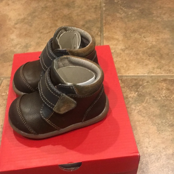 See Kia Run Sawyer II Brown Booties Size 4 - Picture 3 of 5